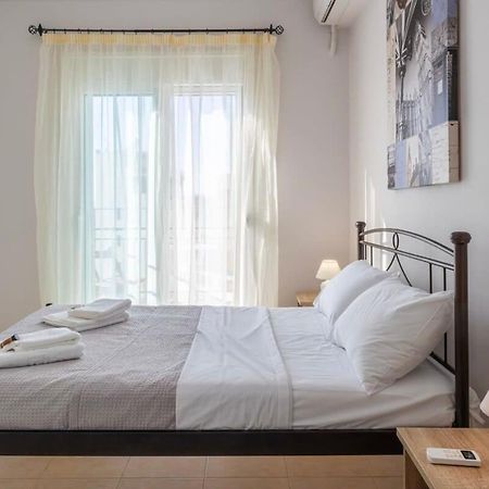 カラマタComfy Central Square Gem With Balconyアパートメント エクステリア 写真