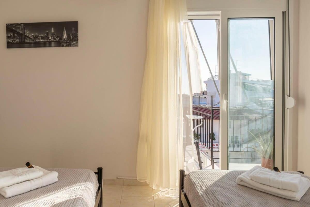 カラマタComfy Central Square Gem With Balconyアパートメント エクステリア 写真