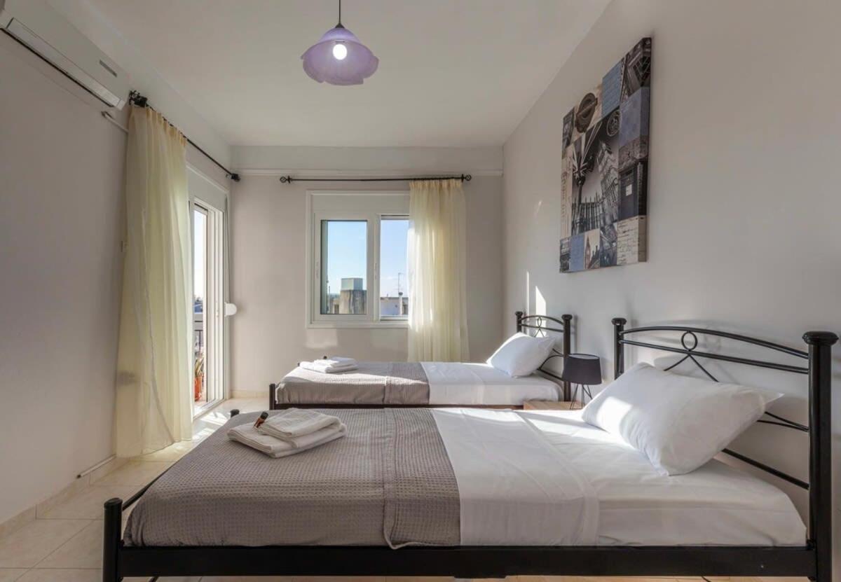 カラマタComfy Central Square Gem With Balconyアパートメント エクステリア 写真