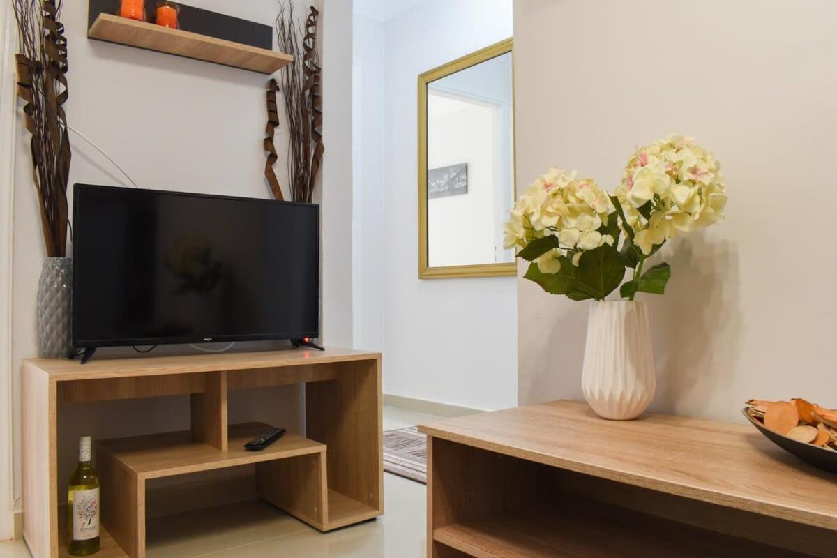 カラマタComfy Central Square Gem With Balconyアパートメント エクステリア 写真