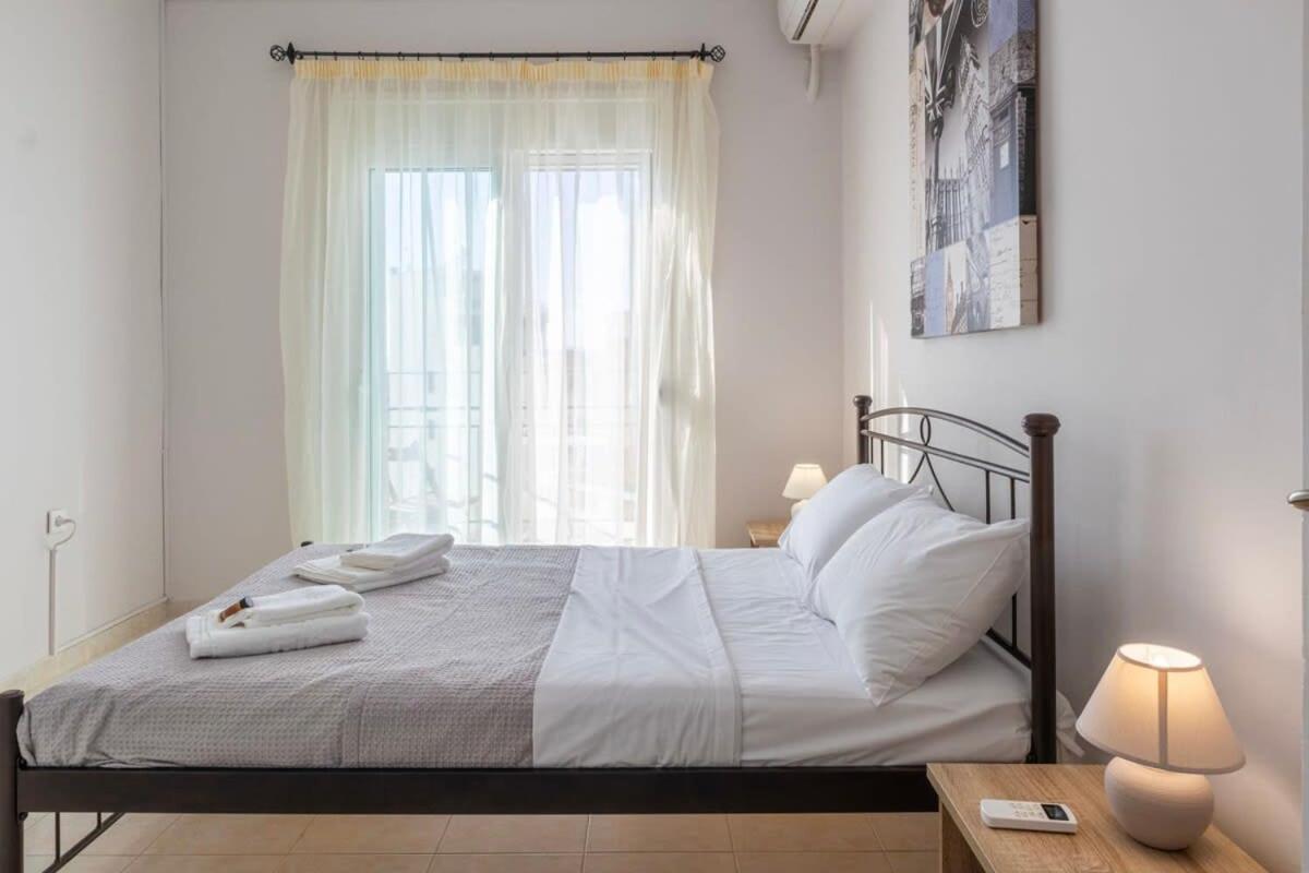 カラマタComfy Central Square Gem With Balconyアパートメント エクステリア 写真
