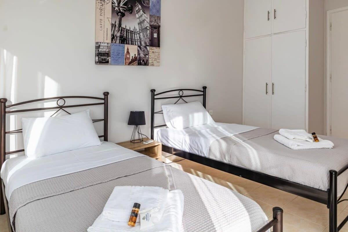 カラマタComfy Central Square Gem With Balconyアパートメント エクステリア 写真